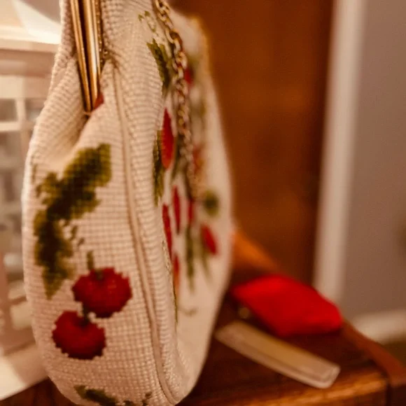 Embroidered Floral Chain Strap Bag - Picture 4 of 8